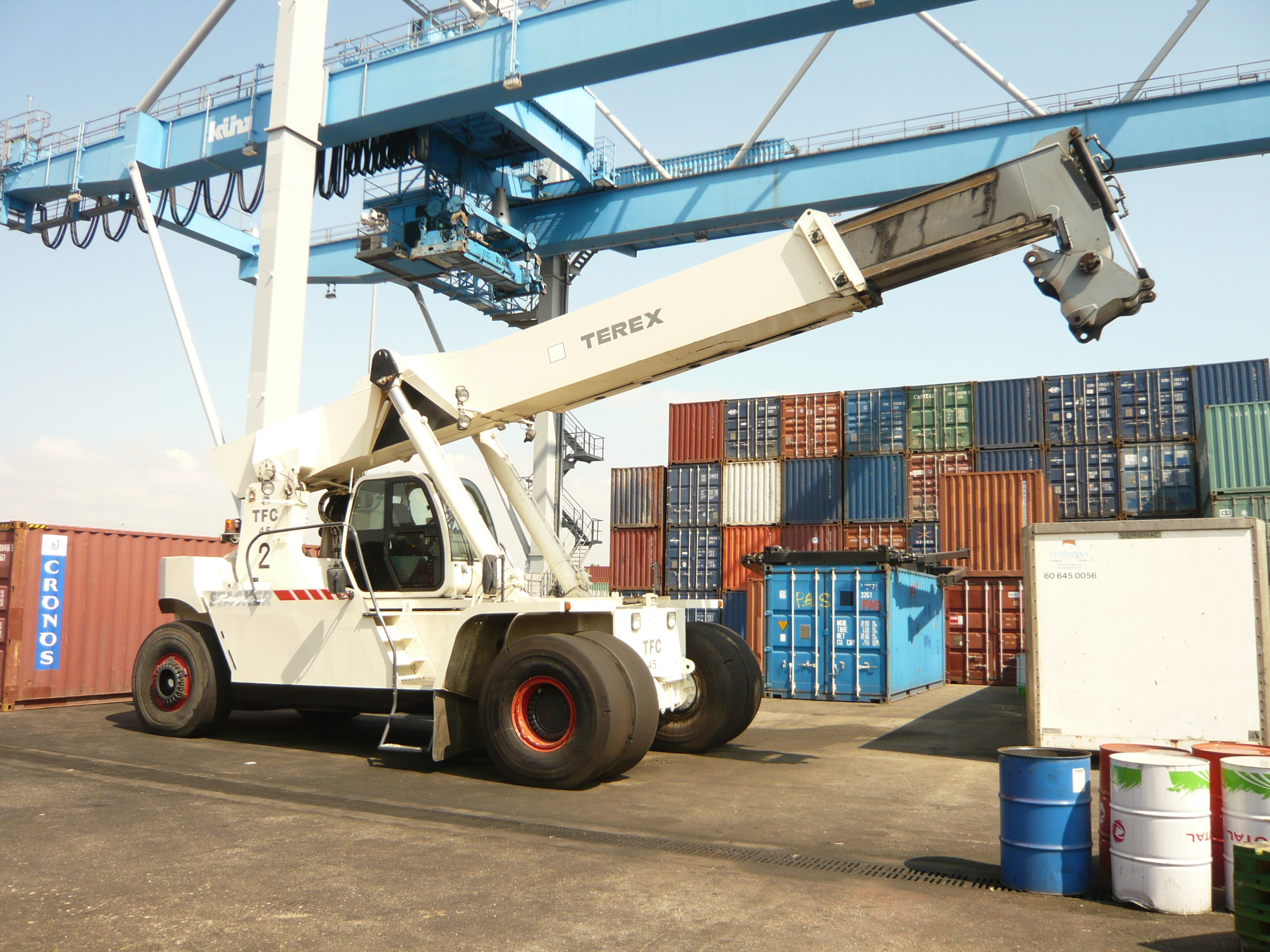 chariot elevateur TEREX TFC45 porte container